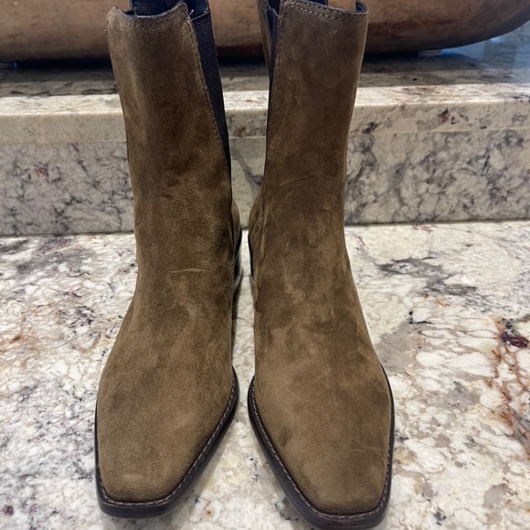 NWOB Tory Burch Medallion Chelsea Ankle Boot - Suede River Rock - Sz 7.5M - Picture 3 of 13